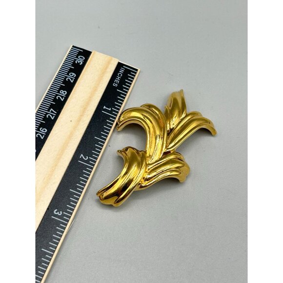 Vintage Monet Abstract Free Form Leaf Pin Brooch Shiny Gold Tone 80s 90s Pin - Picture 7 of 7